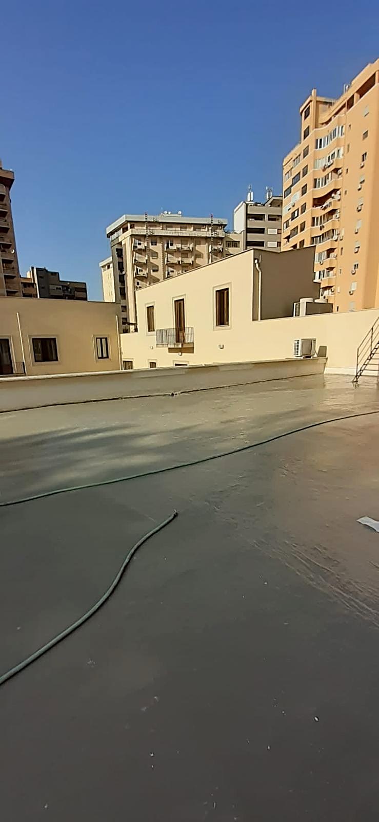 Terrazza di un edificio appena impermeabilizzata, tra i palazzi della città