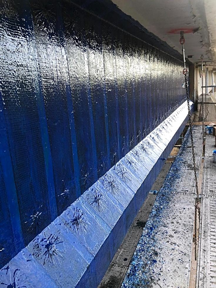 Trave di un viadotto rinforzata con tessuti in fibra (FRP) appena applicati