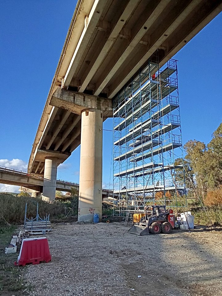 Ponteggio montato accanto alla pila di un viadotto per i lavori di risanamento